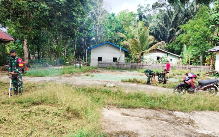 Babinsa Bantu Warga Membuatkan Lapangan Bola Voly