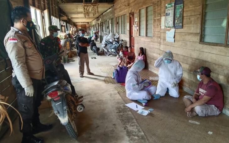 Babinsa Puring Kencana Dampingi Kegiatan Tracking Contact Covid-19 dan Pengambilan Sampel