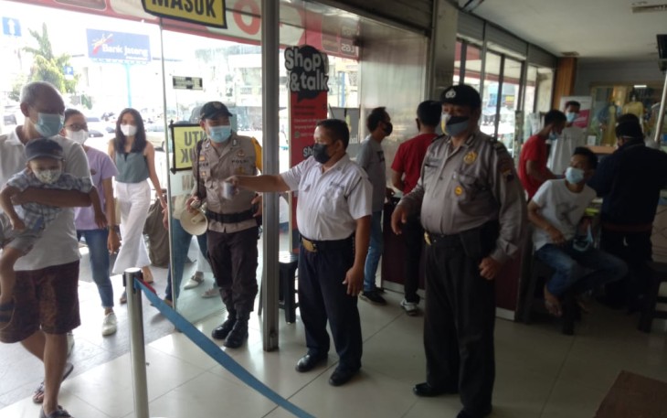 Kapolres Pekalongan Kota AKBP M Irwan Susanto S.I.K,SH,MH melalui Kapolsek Pekalongan Timur Kompol Junaedi SH, mengingatkan warga untuk tetap menerapkan protokol kesehatan (Prokes) untuk memutus mata rantai penyebaran COVID-19 di Kota Pekalongan.