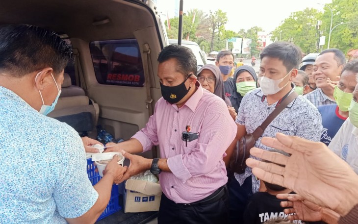 Polres Pekalongan Kota bersama anggota Sat Reskrim bersinergi berbagi takjil 