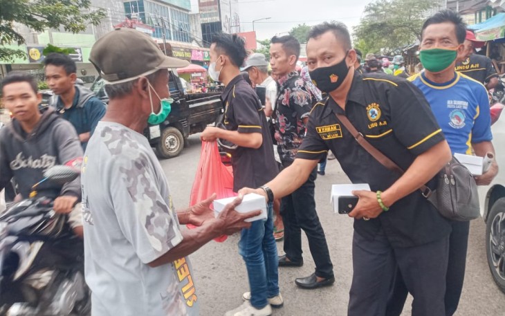 Ormas Lindu Aji Tentara langit Weleri, melakukan kegiatan pemberian takjil yang dipimpin langsung oleh Ketua Lindu aji Weleri Yahya Yatim, Di Jalan Soekarno Hatta Weleri, tepatnya di depan pasar Weleri yang terbakar beberapa bulan yang lalu. Jum’at (07/05/2021).