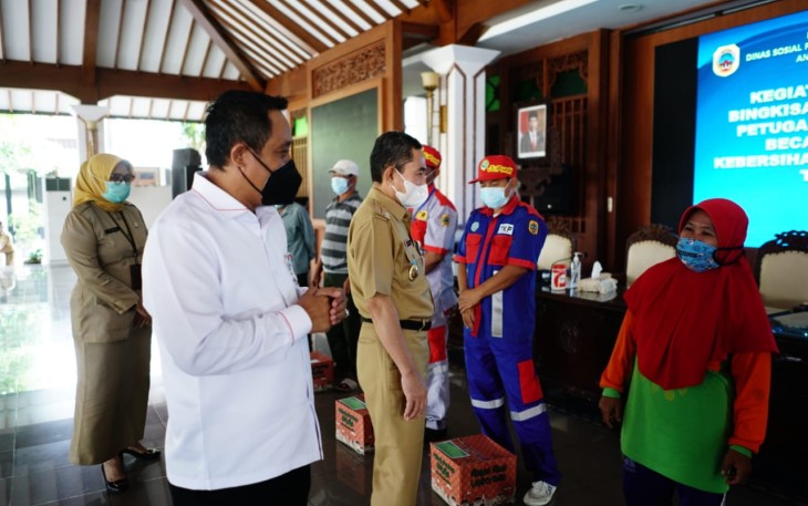 Bupati didampingi Wabup serahkan bingkisan lebaran