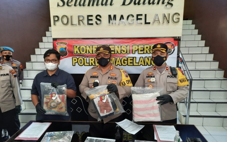 Seorang wanita yang masih duduk dibangku sekolah, nekat melakukan Aborsi terhadap bayi dalam kandungannya. Hal ini di ungkapkan Kapolres Magelang AKBP Ronald A. Purba, S.I.K., M.Si dalam Konfrensi Pers di Mapolres Magelang, Selasa (11/5/21).