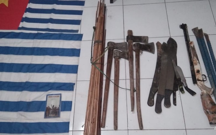 Barang bukti yang disita 3 Buah bendera bintang kejora, 1 buku cetak menuju Papua baru oleh Dr. Benny Giay, 4 Buah Kapak,  3 Linggis, 4 Parang,  1 Palu, 46 anak panah dan 1 busur.