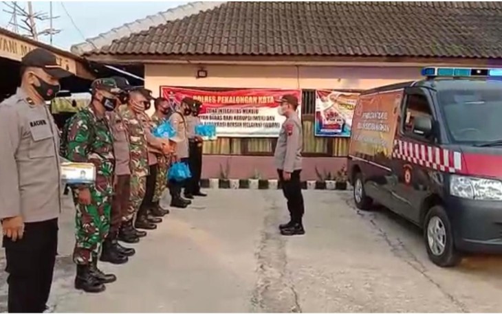 Kapolsek Pekalongan Utara Kompol Bakti Kautsar Ali, S.I.K,S.Sos,pimpin apel sebelum melakukan patroli Dialogis dan pembagian Masker serta penjagaan di lokasi wisata.
