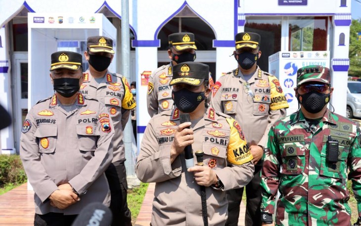 Kapolda Jateng Irjen Pol Ahmad Lutfi menjelaskan kepada media terkait kejadian perahu terbalik di Wisata Kedung Ombo kecamatan Kemusuk, Kabupaten Boyolali, Minggu (16/5/21), usai meninjau Pos Pengamanan di Gerbang Tol Kalikangkung.