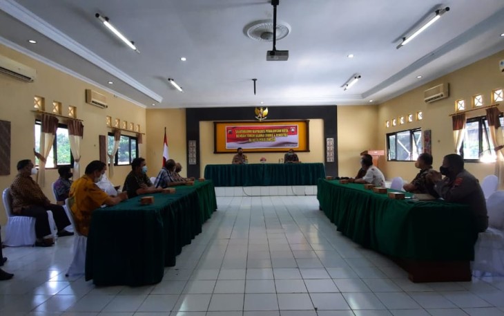Kapolres Pekalongan Kota AKBP M Irwan Susanto S.I.K, SH, MH mengajak jemaat Umat Kristiani dan Katolik untuk menjaga toleransi antar umat beragama. Hal itu disampaikan saat   Silaturahmi para Romo dan pendeta se kota Pekalongan dalam rangka bersilaturahmi di Aula Mapolres Pekalongan Kota, Senin (24/5/2021).
