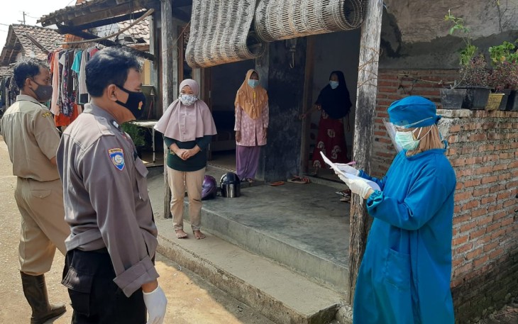Bhabinkamtibmas Polsek Pekalongan Utara Polres Pekalongan Kota, Aiptu Rusbianto  mendampingi tenaga kesehatan dan tim dari puskesmas saat melacak kontak erat atau tracing contact dari warga yang terkonfirmasi positif virus corona/  Covid-19