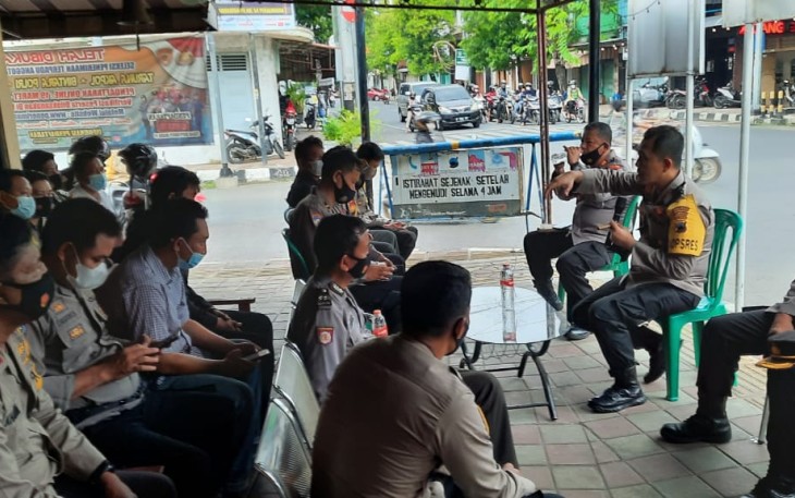 AKBP M Irwan Susanto, saat memimpin apel di Polsek Pekalongan Timur, Senin pagi, (31/05/2021) saat mempimpin apel pagi dihalaman / trotoar  Polsek Pekalongan Timur.