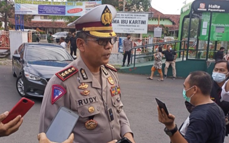 Direktorat Lalu Lintas Polda Jateng Kombes Pol M. Rudy Syafirudin saat memberikan keterangan kepada wartawan tentang tindakan Polda Jateng melayangkan protes ke Dinas Terkait di Jawa Timur, terkait banyaknya bus bus yang lolos masuk kewilayah Jawa Tengah.