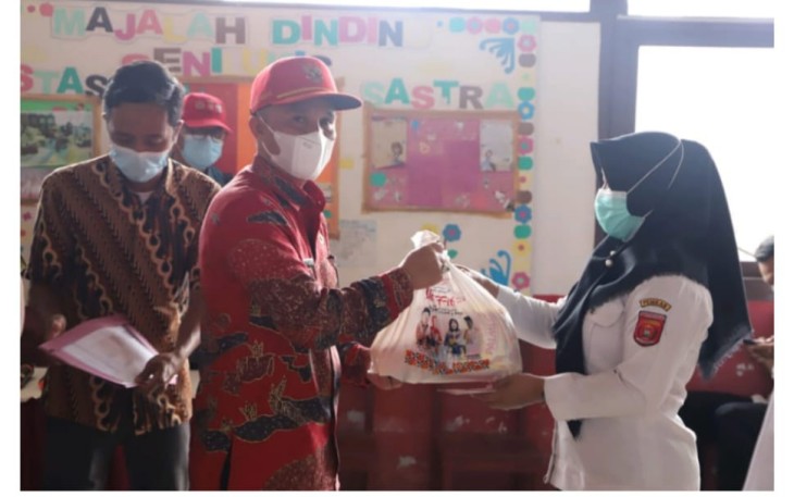 Bupati Lampung Barat Parosil Mabsus Beri Bantuan Sembako Untuk Guru Honorer