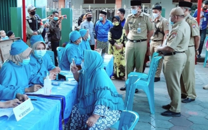 Bupati Kendal Dico M Ganinduto B.Sc melaksanakan kegiatan Safari Ramadan Tahun 2021 dengan memantau pelaksanaan vaksinasi terhadap orang Lanjut Usia (Lansia) di Kecamatan Kaliwungu Kabupaten Kendal, Senin (10/5/2021)