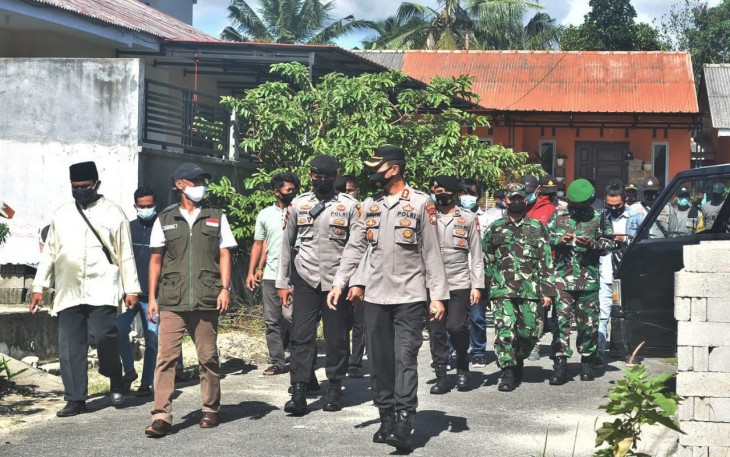 Kapolres Bintan Cek Posko PPKM Sekaligus Lokasi Isolasi Mandiri Warga yang terpapar Covid-19 di Desa Toapaya Selatan