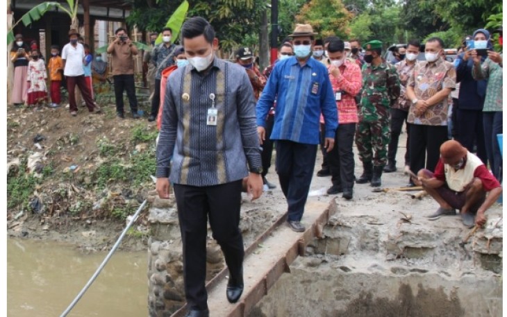 Bupati Kendal Dico M Ganinduto, B.Sc langsung bergerak cepat meninjau ke lokasi jembatan roboh, Selasa (25/05/2021).