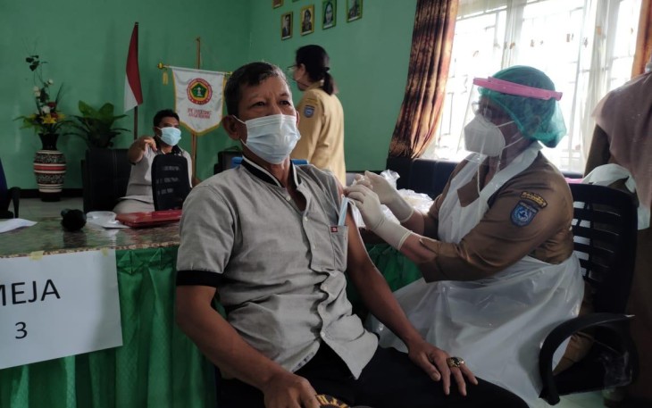 Dandim 0423/BU Letkol Inf Agung P Saksono Pantau Pelaksanaan Vaksinasi Purnawirawan dan Warakuwuri di Puskesmas Gunung Alam (Foto : Ismail)