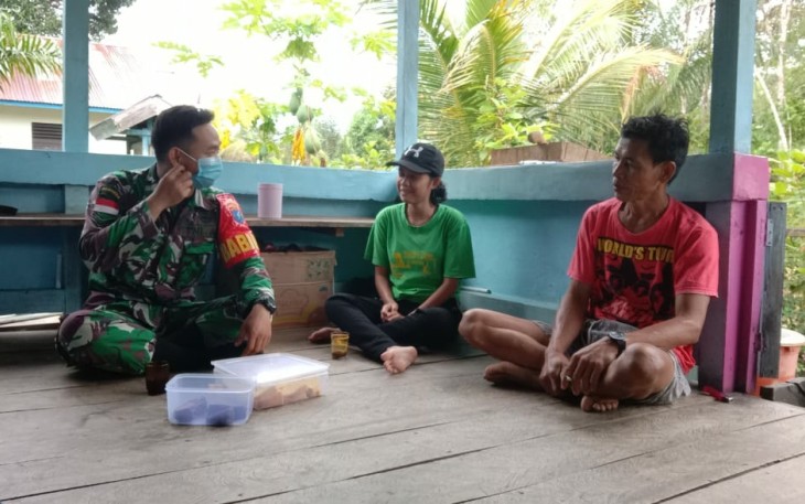 Di Tengah Covid-19, Babinsa Koramil 1206-05 / Embaloh Hulu Komsos Dengan Warga Binaan 
