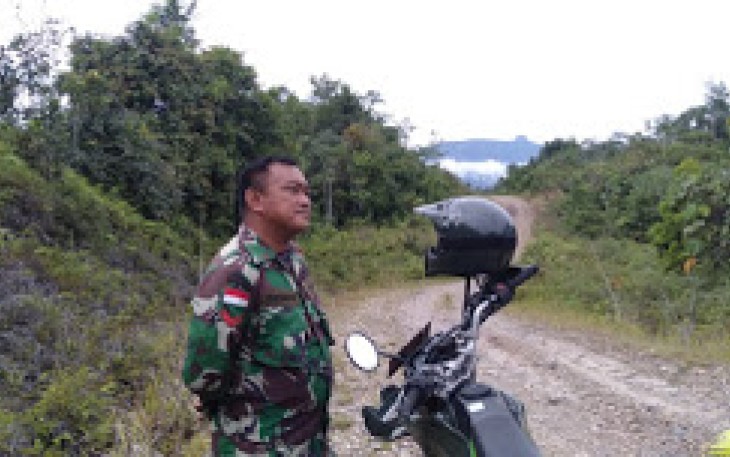 Perjuangan Babinsa Kalis Lewati Medan Sulit Demi Mengetahui Kondisi Warga di Desa Binaanya