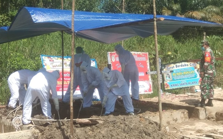 Dampingi Pemakaman Pasien Covid-19, Babinsa Himbau Warga Untuk Tidak Mendekat