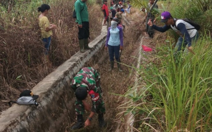 Babinsa dan Warga Tanjam Gotong Royong Bersihkan Saluran Irigasi 