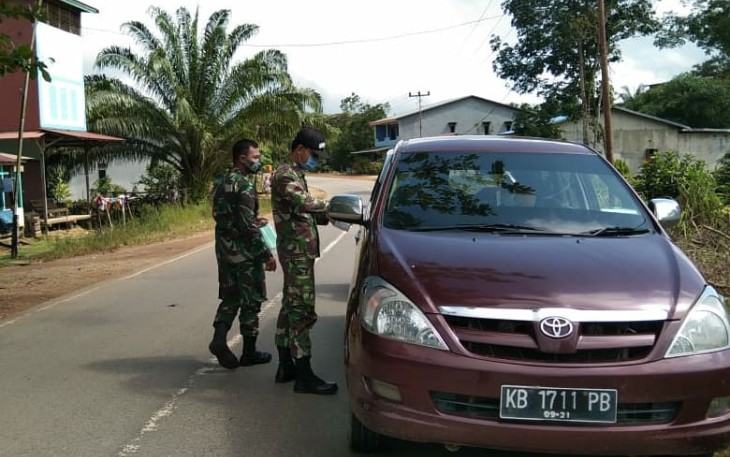 Cegah Covid, Koramil Nanga Tayap Bagikan Masker Gratis Kepada Warga Dan Pengguna Jalan.