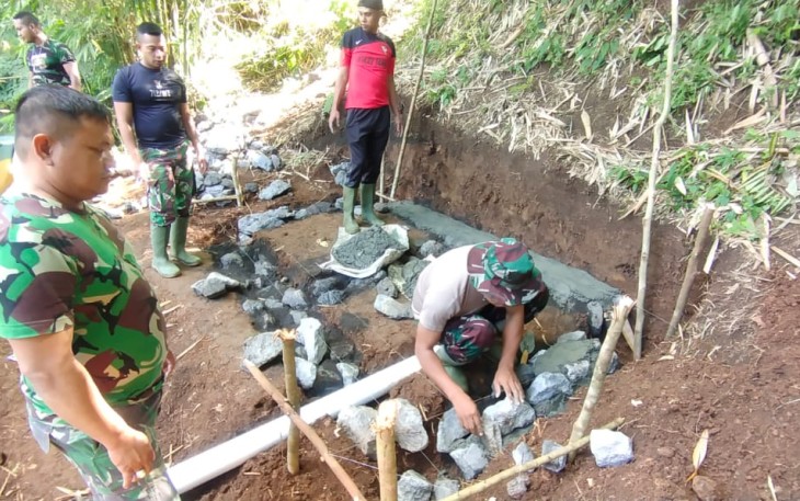 Salah satu lokasi pembangunan mck yang di laksanakan oleh satgas TMMD kodim Bitung