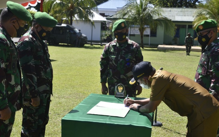 Penandatanganan naskah yang di saksikan oleh walikota Bitung bersama Danrem 131/Stg