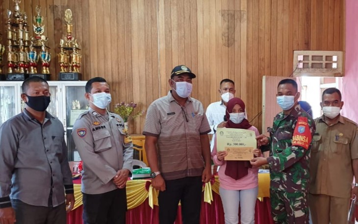 Babinsa Negeri Baru Dampingi Penyaluran BLT DD