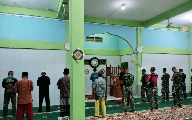 Sholat Subuh Berjamaah Bikin Satgas TMMD Ke 111 Kodim 0315/Bintan Semakin Dekat dengan Warga Marok Tua