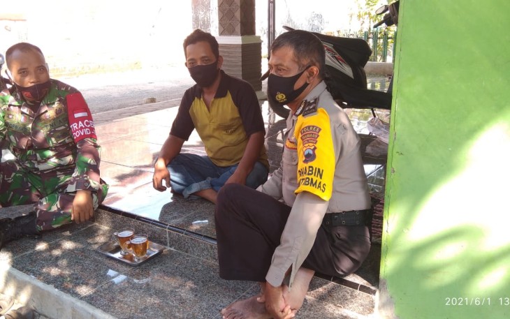 Bhabinkamtibmas Polsek Pekalongan Barat, Polres Pekalongan Kota, Aiptu Hartono dan Babinsa Menyambangi warga di kelurahan Pringrejo Kecamatan Pekalongan barat, Rabu (2/06/2021). 