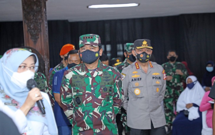 Komandan Korem 071/Wijayakusuma, Kolonel Inf Dwi Lagan Safrudin, S.I.P., dampingi Panglima TNI dan Kabaharkam Polri meninjau serbuan vaksinasi kepada masyarakat Cilacap, Jumat (4/6/2021).
