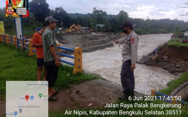 Polisi Cegah Warga Tonton Abrasi Bendungan Air Nipis