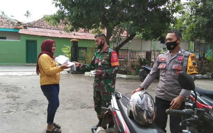 Petugas gabungan di kota Pekalongan Jawa Tengah terus melakukan berbagai macam upaya untuk menekan penyebaran Covid-19