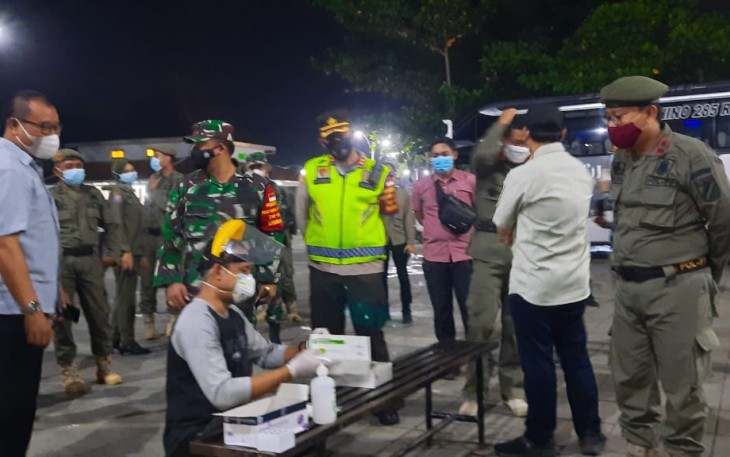 Jajaran kepolisian bersama unsur terkait kota Pekalongan, Seperti kegiatan operasi yustisi yang digelar Satgas Covid-19 Kota Pekalongan Sabtu (11/6/2021) malam.