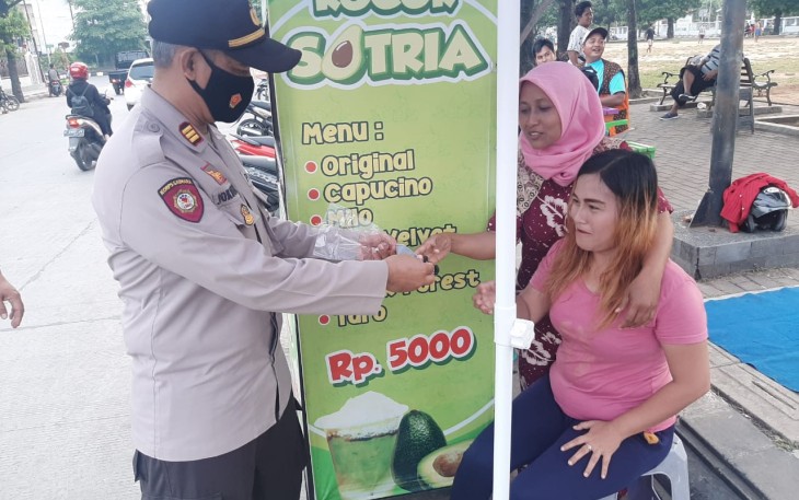 Polsek Pekalongan Utara, Polres Pekalongan Kota membagikan masker kepada masyarakat untuk menekan penyebaran Covid-19 di wilayah setempat.