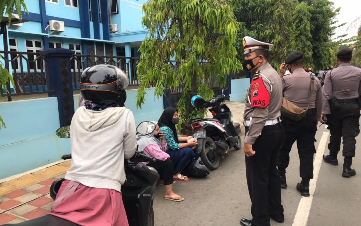 Ops Gabungan Yustisi dan Patroli Woro – Woro dilakukan  Polres Pekalongan Kota, Satpol PP, Dinkes dengan selalu mengimbau masyarakat agar tidak lupa mengenakan masker dan menjaga jarak fisik saat beraktivitas di luar rumah Sabtu, ( 19/6/2021)