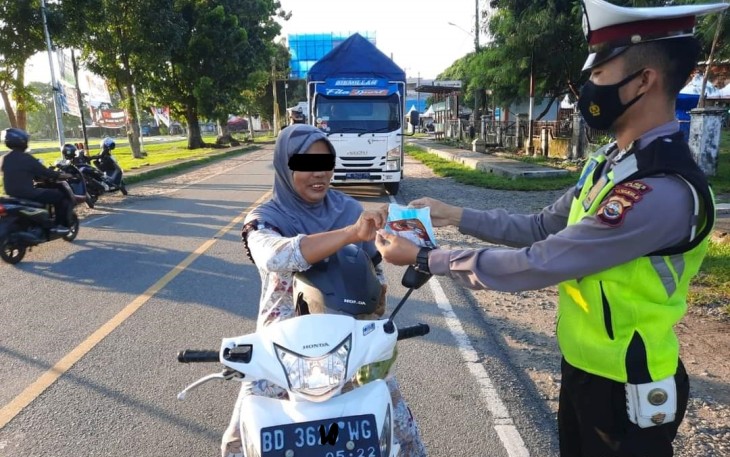 Polres Kaur Tempel Stiker dan Bagikan Masker