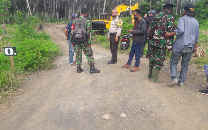 Personil Kodim 1310/Bitung Bersama Masyarakat Pasang Titik Tapal Batas