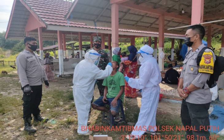 Tim Gugus Tugas Binluh dan Swab Warga di Pasar Pagi