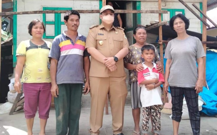 Bupati Samosir Monitoring Bedah Rumah di Harian