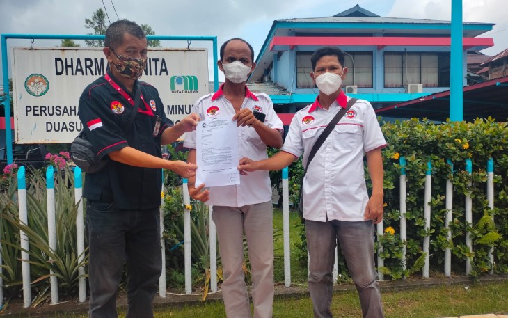 Ketua JPKP DPD Bitung Julius Rolly Hengkengbala (tengah) bersama ketua DPC Girian dan DPC Aertembaga