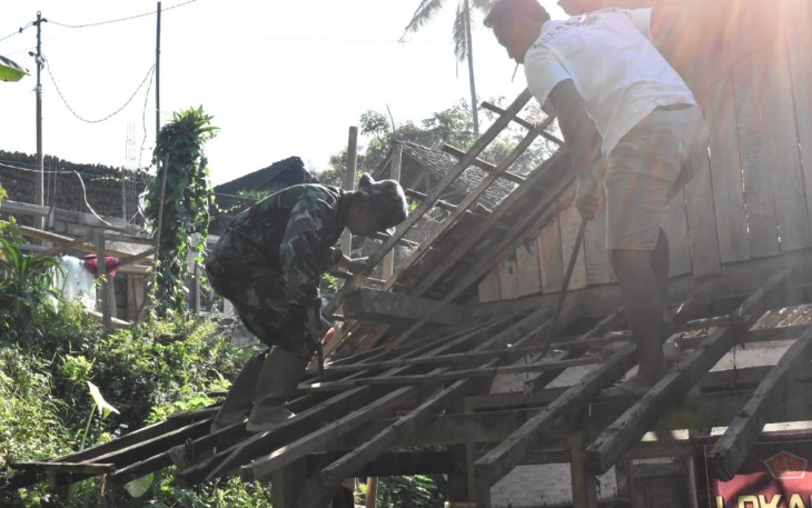 Uji Nyali Satgas TMMD 112 Bongkar Atap