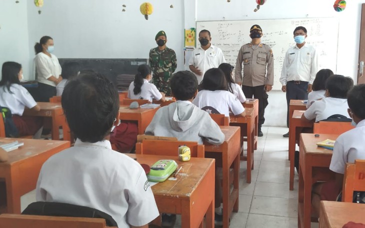 Monitoring pembelajaran tatap muka sekolah di Pangururan