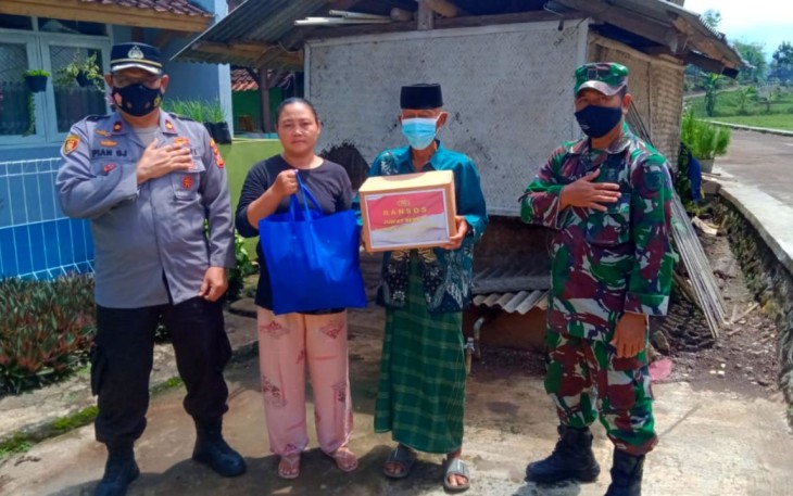 Polsek Banyuresmi Bagikan Sembako Kepada Warga yang Kurang Mampu