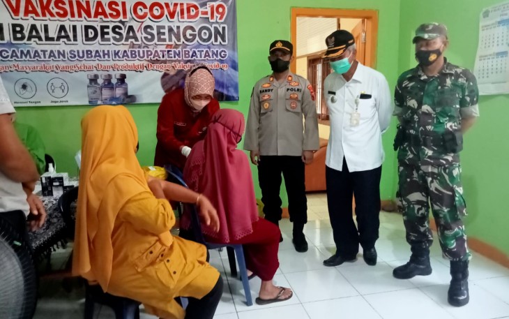Bersama Kapolsek Subah AKP Prisandi Tiar, Camat Subah Wahyoe Setyo Oetomo dan Kepala Puskesmas Subah Ristanto memantau langsung pelaksanaan vaksinasi COVID-19 di Balai Desa Sengon