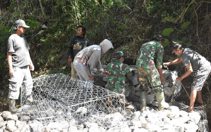 TNI dan Warga Kebut Pengerjaan Bronjong