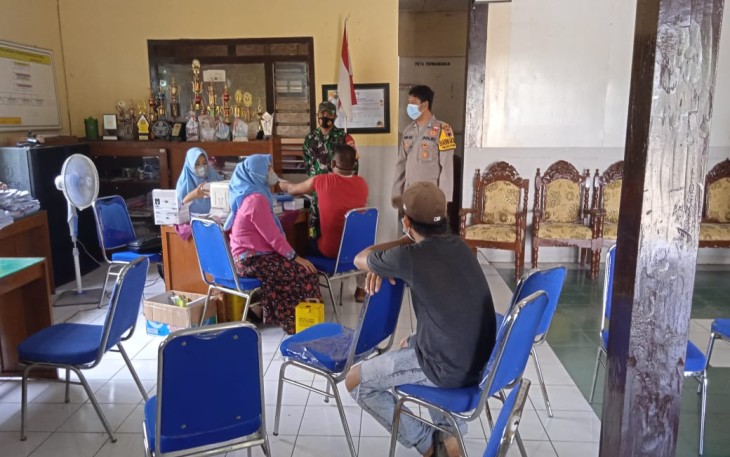 Anggota Polsek Pegandon amankan vaksinasi di Balaidesa Ngampel Kulon, Jum'at 29/10/2021