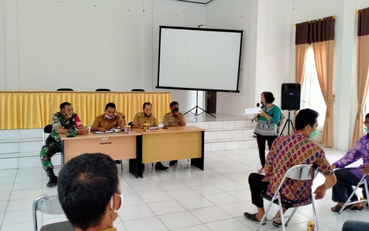 Jaga keamanan dan ketertiban di wilayah binaan, Babinsa Koramil 1016-03/Sepang Serka Helprit menghadiri rapat pembahasan tentang sengketa tanah SDN 1 Rangan Tate di Aula GPU Kecamatan Mihing Raya