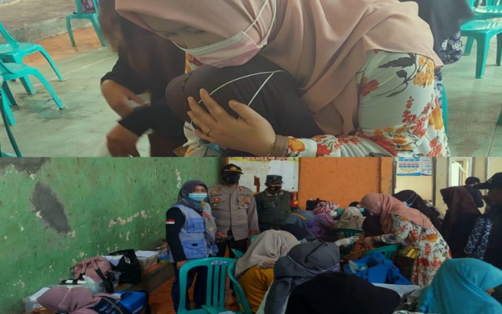 Siswa siswi Sekolah Menengah Atas (SMA) Islam Nurul Bayan dan MTs Daruttholibin melakukan Vaksinasi di GOR Desa Sukawangi, Kecamatan Singajaya, Kabupaten Garut, Jawa Barat