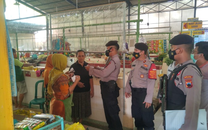 Jajaran Polresta Pekalongan membagikan masker gratis kepada masyarakat, Kamis 11/11/2021