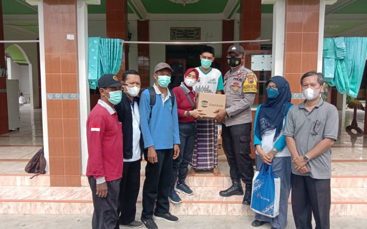 Kapolsek Cepiring memberikan masker dan hand sanitizer kepada tokoh masyarakat. Jum'at 19/11/2021